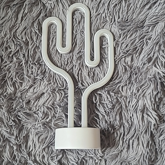 LED cactus - Picture 1 of 3